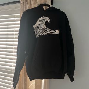 Famous wave painting hoodie in black and white